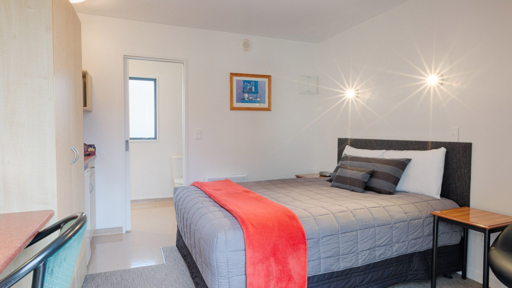 queen bed inside a tidy motel room